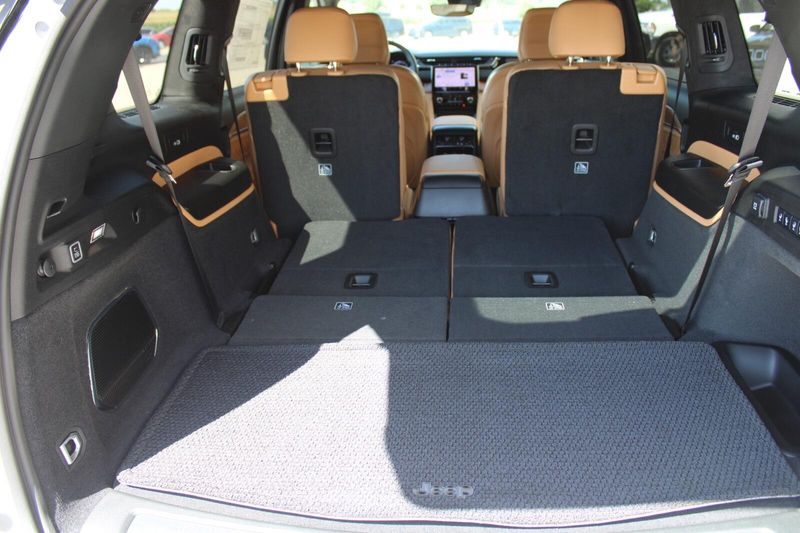 2025 Jeep Grand Cherokee L Summit Reserve photo 31