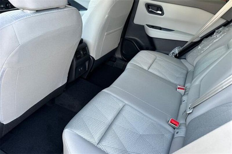 New 2025 Nissan Rogue SVImage 9