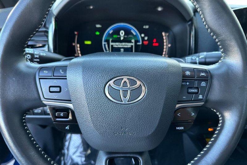 Used 2025 Toyota Camry SEImage 21