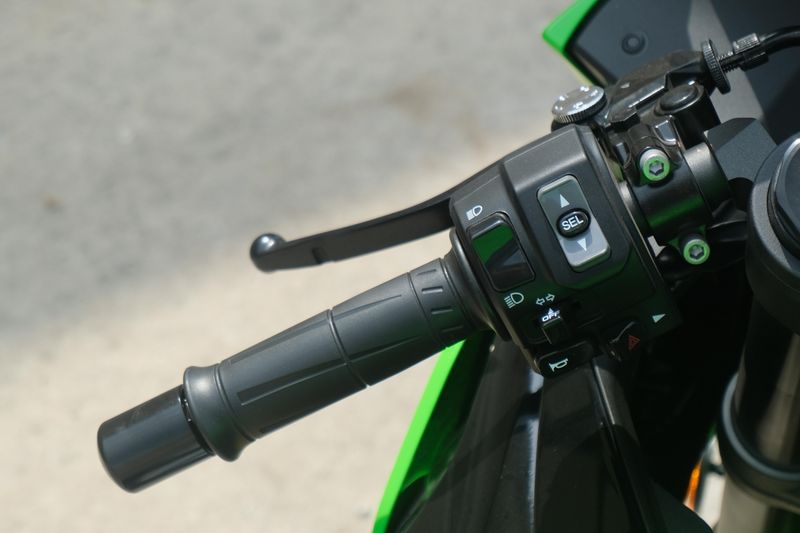 2025 Kawasaki NINJA ZX6R KRT EDITION LIME GREEN AND EBONY AND PEARL BLIZZARD WHITE Image 13