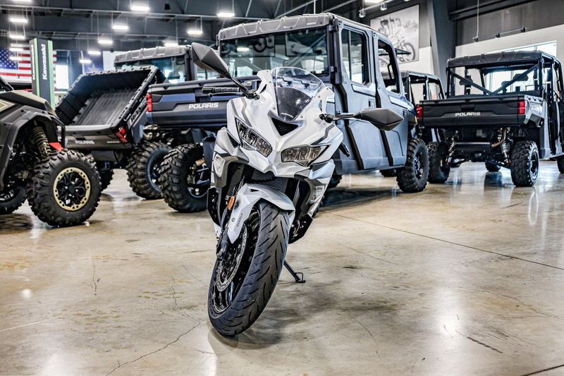 2025 Kawasaki NINJA ZX4RR ABS METALLIC MATTE WHITISH SILVER AND METALLIC FLAT SPARK BLACK Image 4