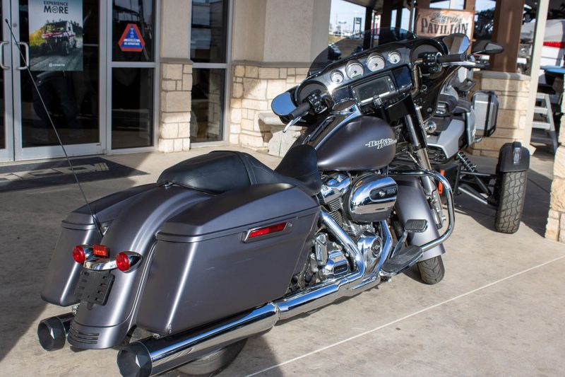 USED 2017 HARLEY STREET GLIDE SPECIAL Image 9