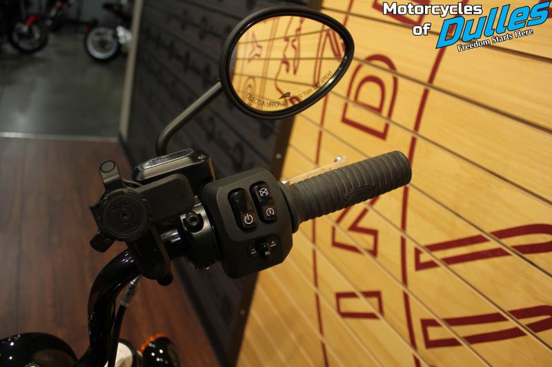 2023 Indian Motorcycle Chief Bobber Dark Horse Image 15