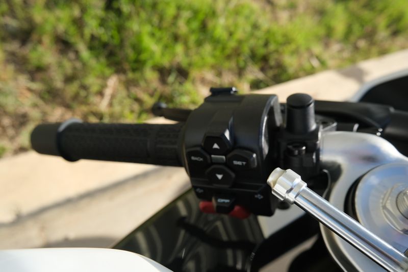 2025 CFMOTO 675 SS NEBULA WHITE Image 11