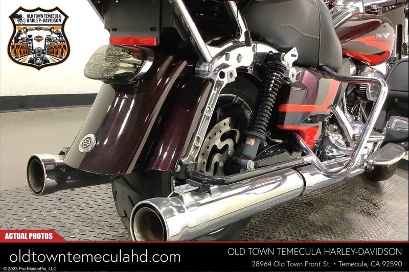 2017 Harley-Davidson Electra Glide in a BLK GNT/EL RED W/PINSTRIPE exterior color. BMW Motorcycles of Temecula – Southern California 951-395-0675 bmwmotorcyclesoftemecula.com 