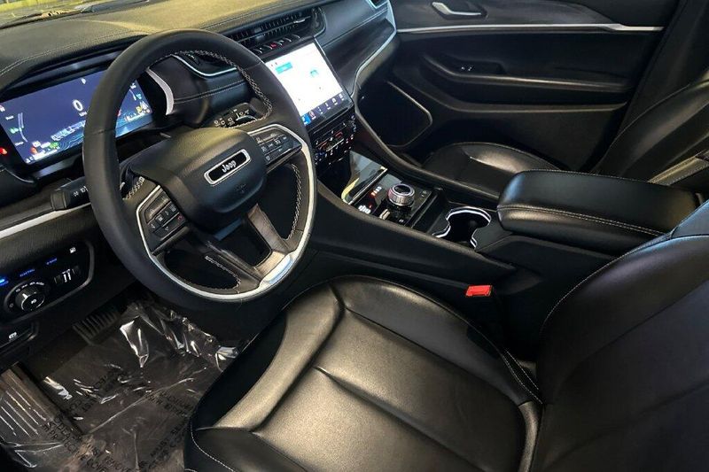 Used 2024 Jeep Grand Cherokee 4xeImage 9