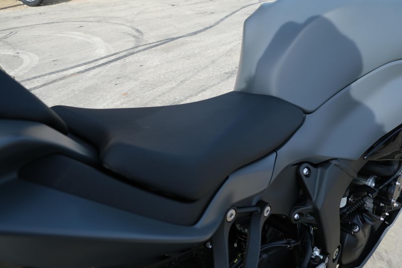 2025 Kawasaki NINJA ZX6R METALLIC MATTE DARK GRAY AND EBONYImage 8