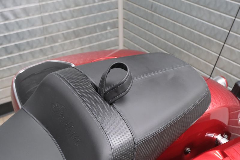 NEW 2025 INDIAN MOTORCYCLE CHALLENGER LIMITED Image 16