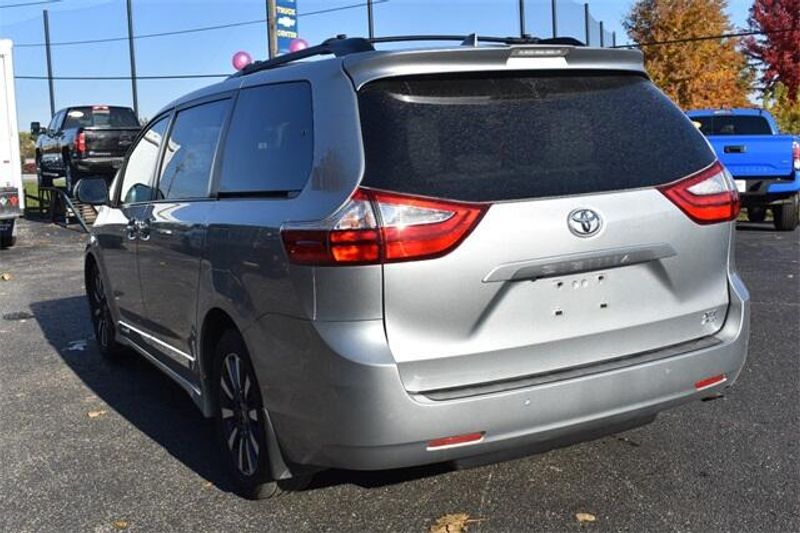 2019 Toyota Sienna XLEImage 5