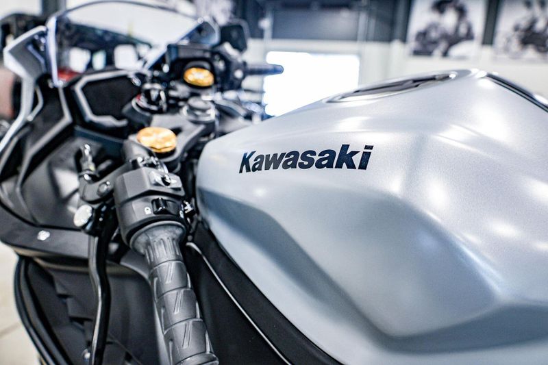 2025 Kawasaki NINJA ZX4RR ABS METALLIC MATTE WHITISH SILVER AND METALLIC FLAT SPARK BLACK Image 4