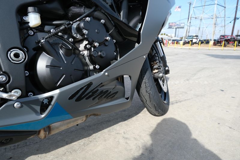 2025 Kawasaki NINJA ZX6R METALLIC MATTE DARK GRAY AND EBONYImage 12