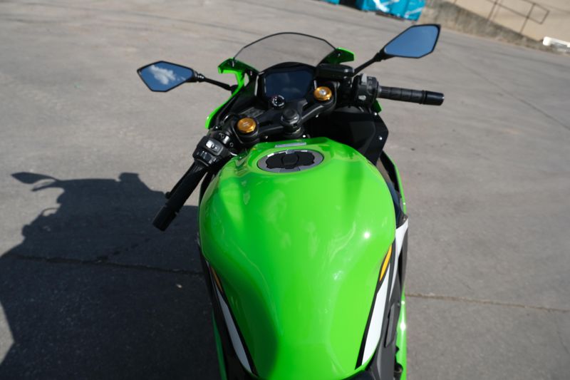 2025 Kawasaki NINJA 500 KRT EDITION LIME GREEN AND EBONY AND PEARL BLIZZARD WHITEImage 29