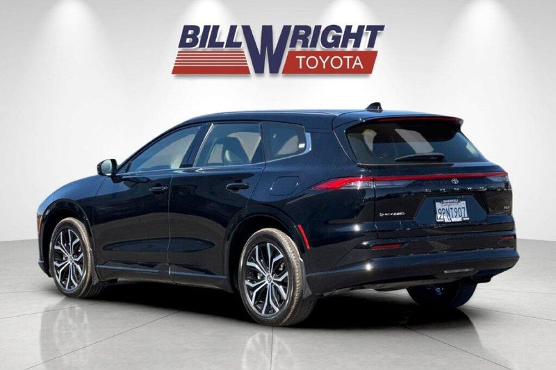 Used 2025 Toyota Crown Signia XLEImage 5