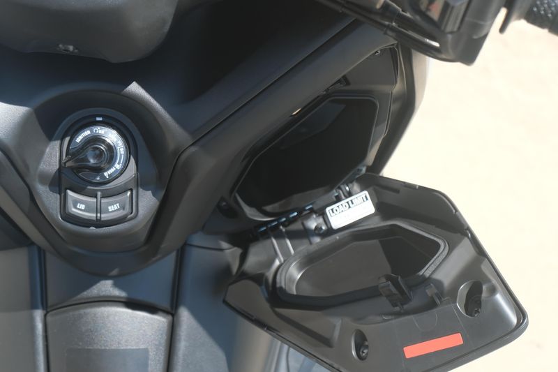 2024 Yamaha XMAX GRAY Image 14