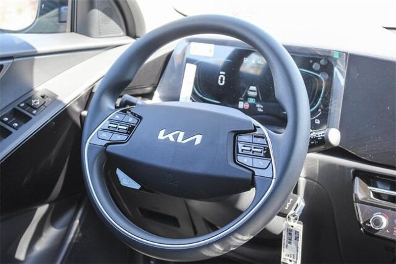 2025 Kia Niro LXImage 7