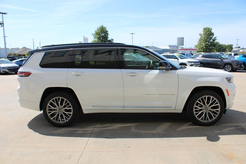 2025 Jeep Grand Cherokee L Summit Reserve photo 6
