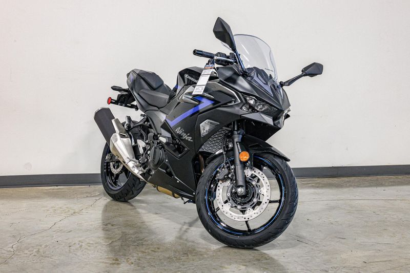 2025 Kawasaki NINJA 500 ABS METALLIC FLAT SPARK BLACK AND METALLIC SPARK BLACK AND METALLIC MOONDUST GRAYImage 1