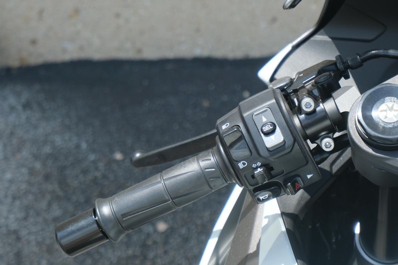 2025 Kawasaki NINJA ZX6R PEARL ROBOTIC WHITE AND METALLIC GRAPHITE GRAY Image 17