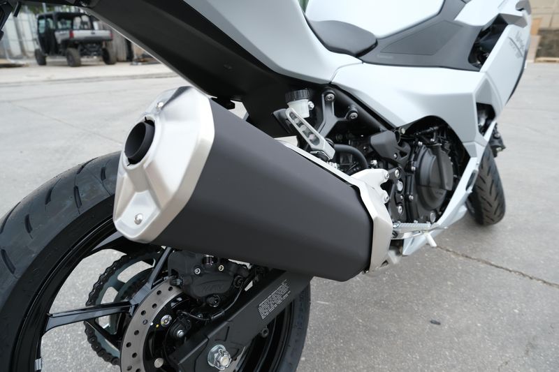 2025 Kawasaki NINJA 500 METALLIC MATTE WHITISH SILVER AND METALLIC MOONDUST GRAYImage 18