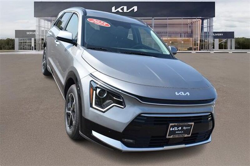 New 2025 Kia Niro SXImage 9
