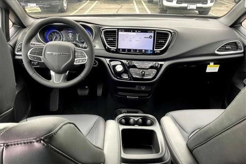 New 2026 Chrysler Voyager LxImage 4