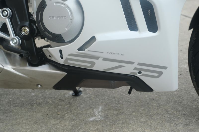 2025 CFMOTO 675SS NEBULA WHITE Image 25