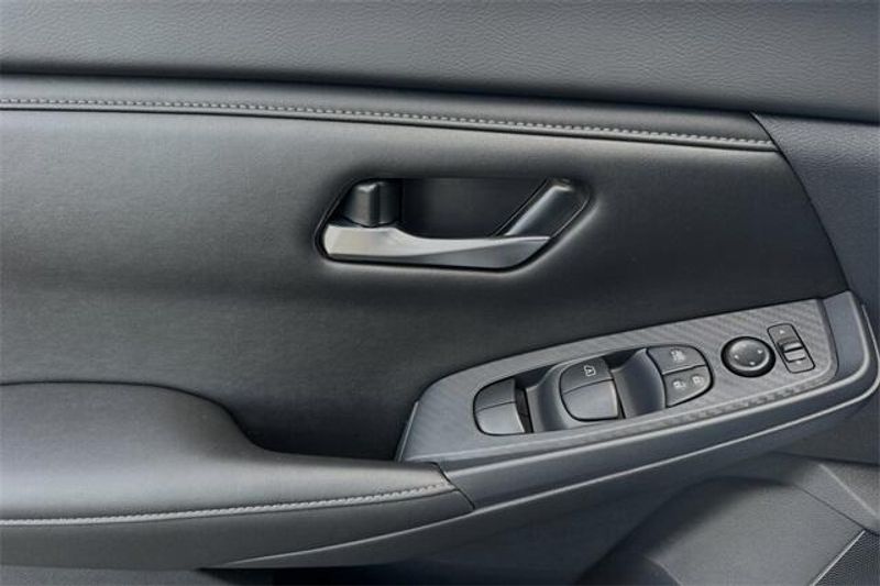 New 2025 Nissan Sentra SVImage 8