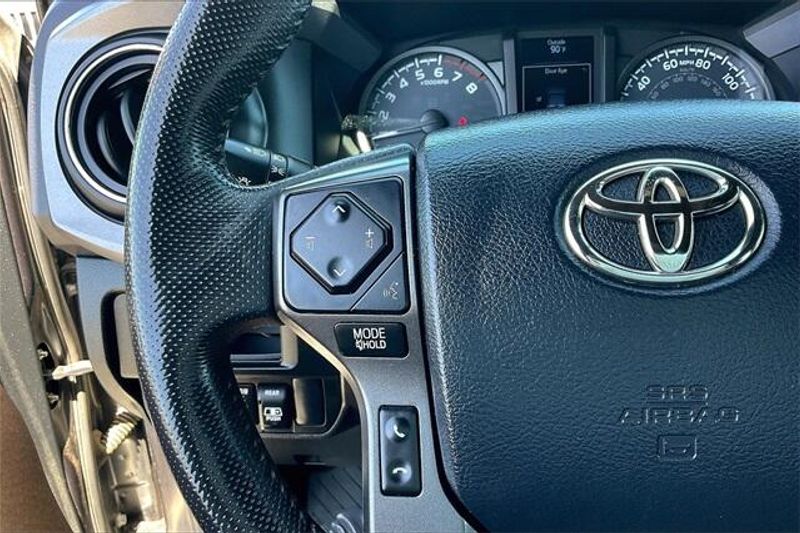 2017 Toyota Tacoma TRD Off-RoadImage 18