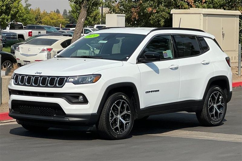 2024 Jeep Compass Latitude photo 8