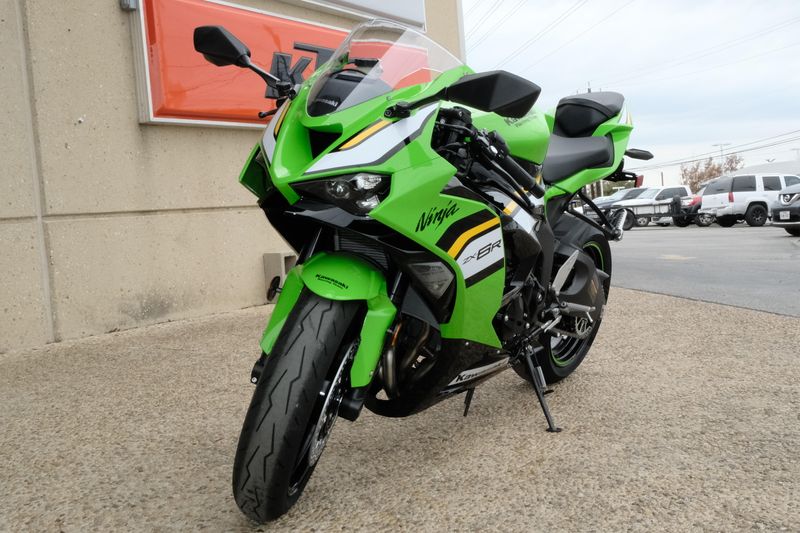 2025 Kawasaki NINJA ZX6R KRT EDITION LIME GREEN AND EBONY AND PEARL BLIZZARD WHITEImage 27