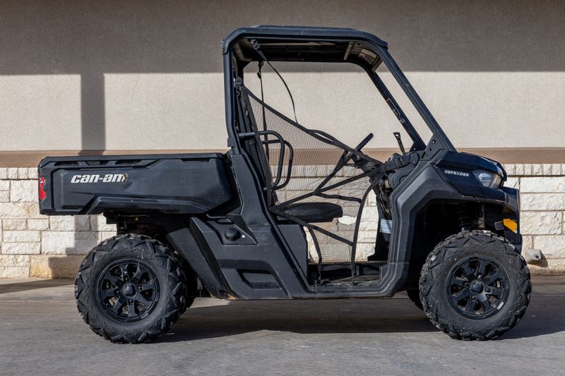 2023 CAN-AM SSV DEF DPS 62 HD9 BK 23 in a GREEN exterior color. Family PowerSports (877) 886-1997 familypowersports.com 