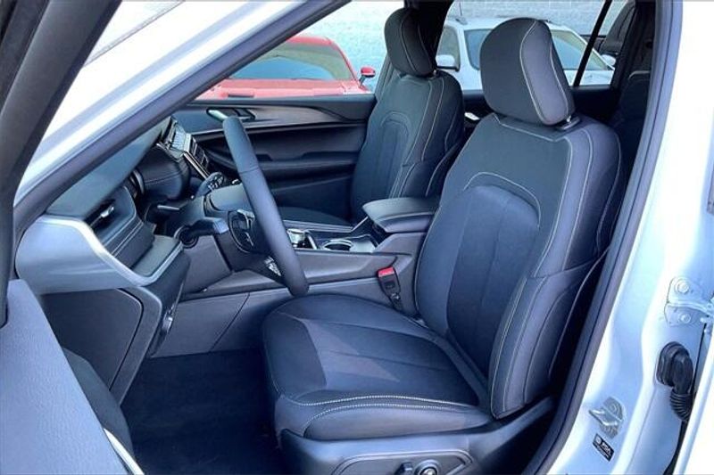 New 2025 Jeep Grand Cherokee L Laredo X 4x2Image 8