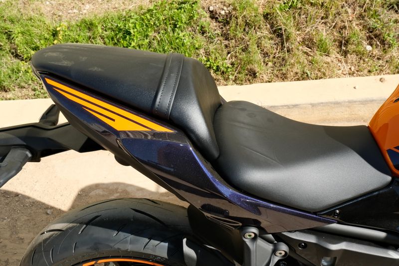 2025 Kawasaki NINJA 650 ABS CANDY STEEL FURNACE ORANGE AND METALLIC SPARK BLACK AND METALLIC ROYAL PURPLE Image 17