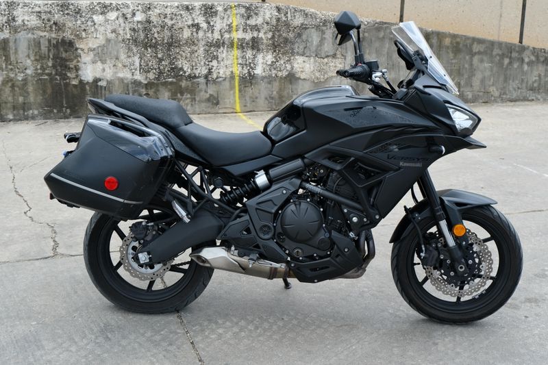 2023 Kawasaki VERSYS 650 LT METALLIC SPARK BLACK AND METALLIC FLAT SPARK BLACK Image 2