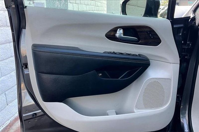 2023 Chrysler Pacifica Hybrid LimitedImage 22