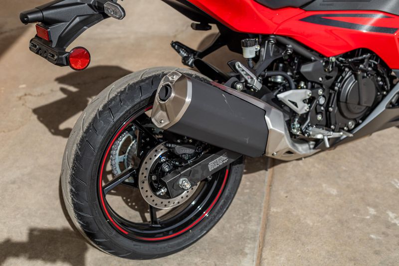 2025 Kawasaki NINJA 500 SE ABS PASSION RED AND METALLIC FLAT SPARK BLACK AND METALLIC MATTE DARK GRAYImage 9