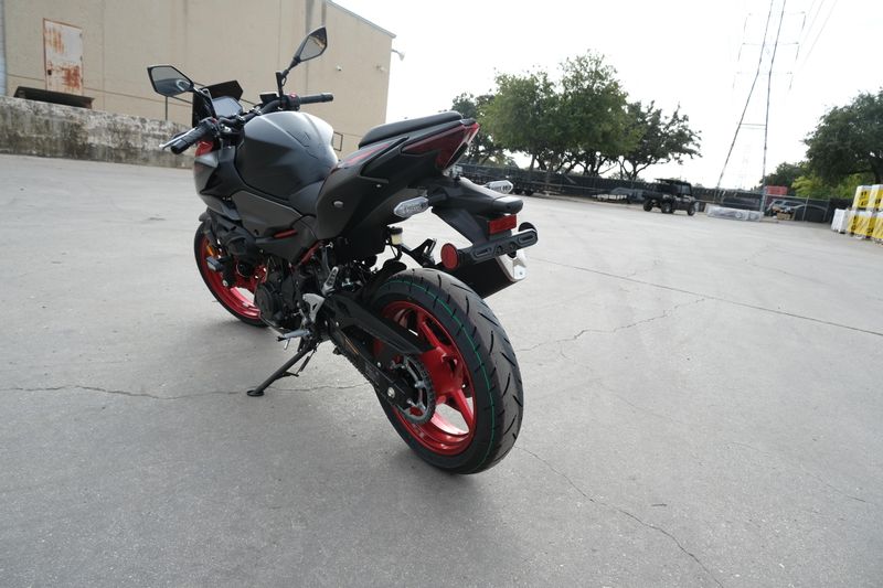 2025 Kawasaki Z500 SE ABS CANDY PERSIMMON RED AND METALLIC FLAT SPARK BLACK AND METALLIC MATTE GRAPHENESTEEL GRAYImage 13