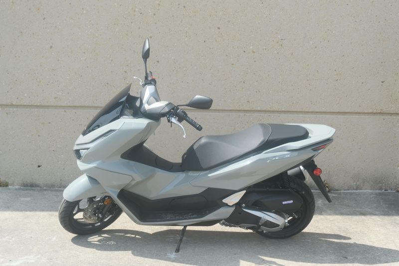 2025 Honda PCX PEARL GRAY Image 9