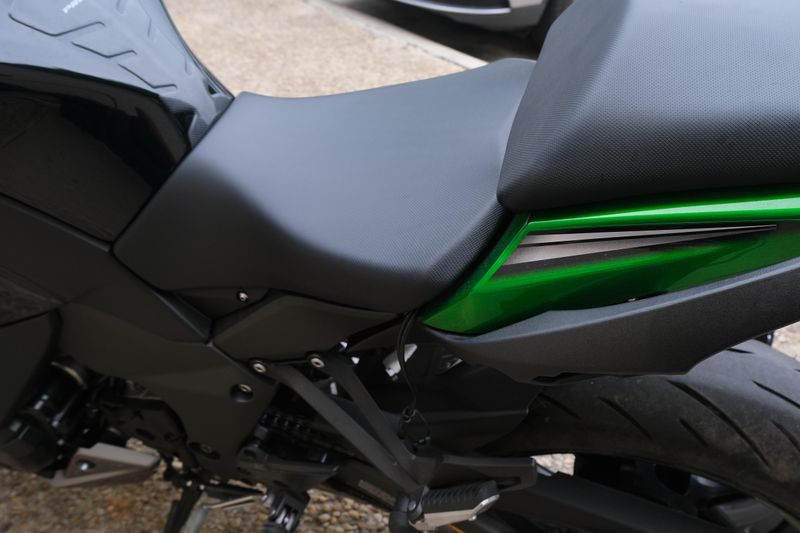 2023 Kawasaki NINJA 1000 SX EMERALD BLAZE GREEN AND METALLIC DIABLO BLACK AND METALLIC GRAPHITE GRAY Image 19