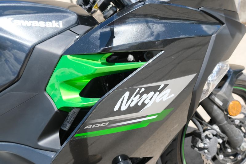 2023 Kawasaki NINJA 400 ABS METALLIC CARBON GRAY AND METALLIC MATTE CARBON GRAY Image 22