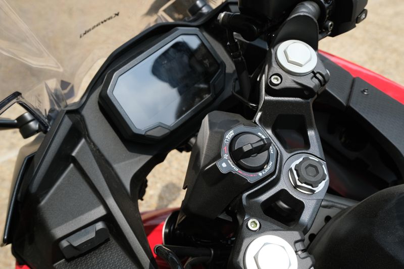 2025 Kawasaki NINJA 500 SE ABS PASSION RED AND METALLIC FLAT SPARK BLACK AND METALLIC MATTE DARK GRAY Image 11