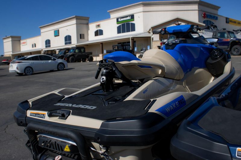 2025 SEADOO WAKE PRO 230 WITH SOUND SYSTEM IDF SAND AND DAZZLING BLUE Image 4