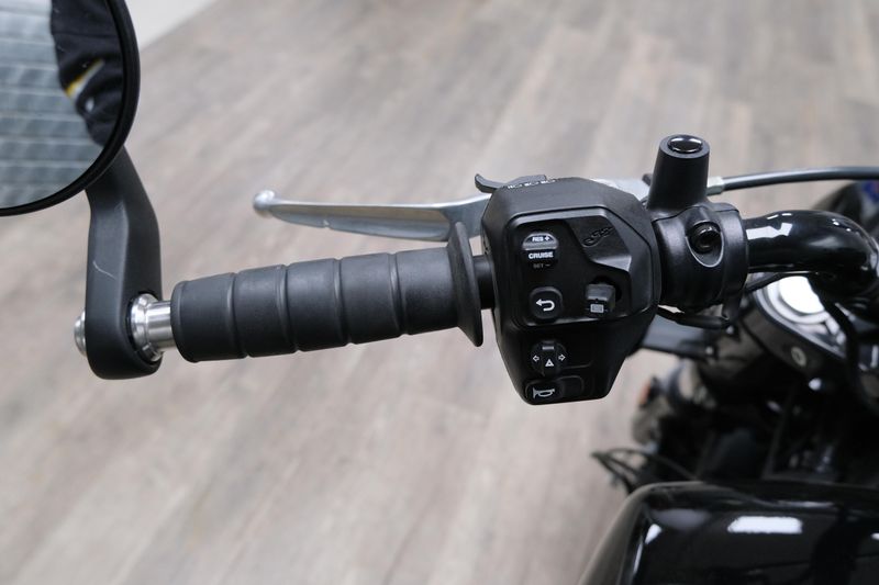 USED 2025 INDIAN MOTORCYCLE SCOUT BOBBER LIMITED WITH TECHNOLOGY PACKAGE BLACK METALLIC Image 22