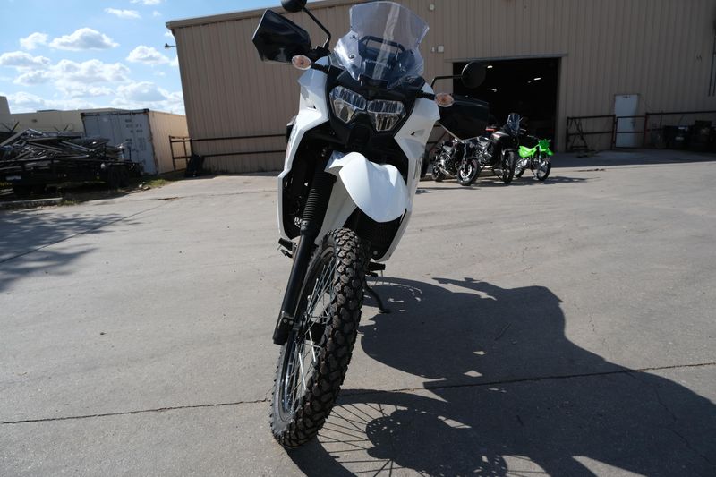 2025 Kawasaki KLR 650 ABS PEARL CRYSTAL WHITE AND METALLIC CARBON GRAYImage 12