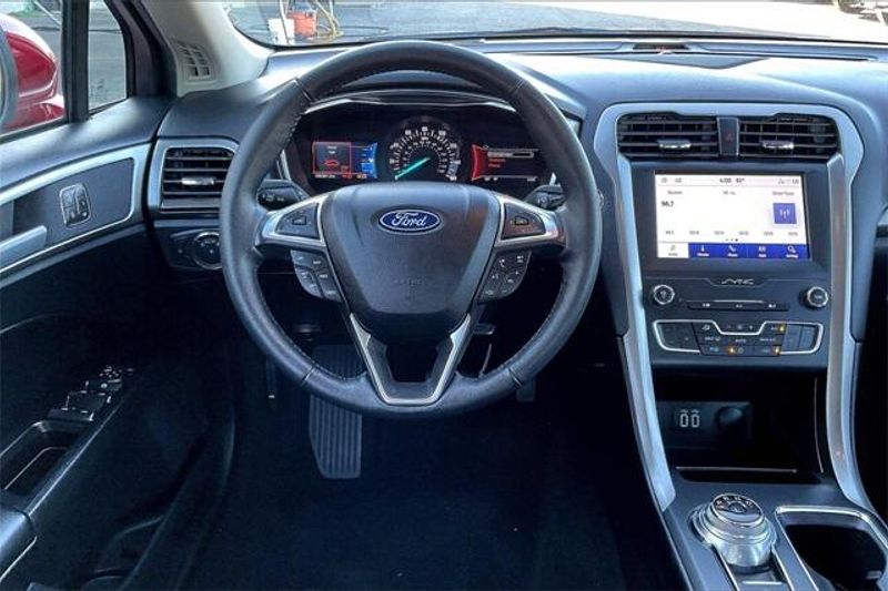 2020 Ford Fusion SEL photo 4
