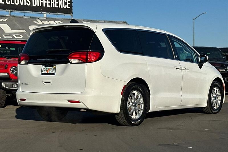 2022 Chrysler Voyager LX photo 4