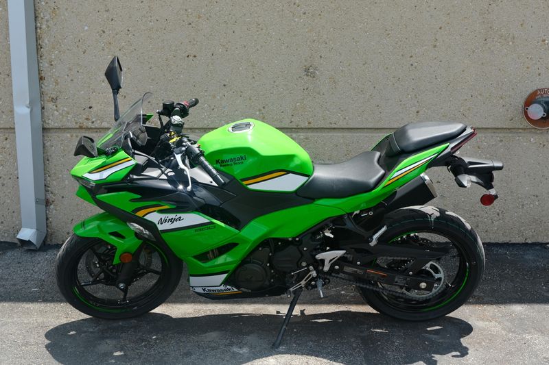 2025 Kawasaki NINJA 500 KRT EDITION LIME GREEN AND EBONY AND PEARL BLIZZARD WHITE Image 8