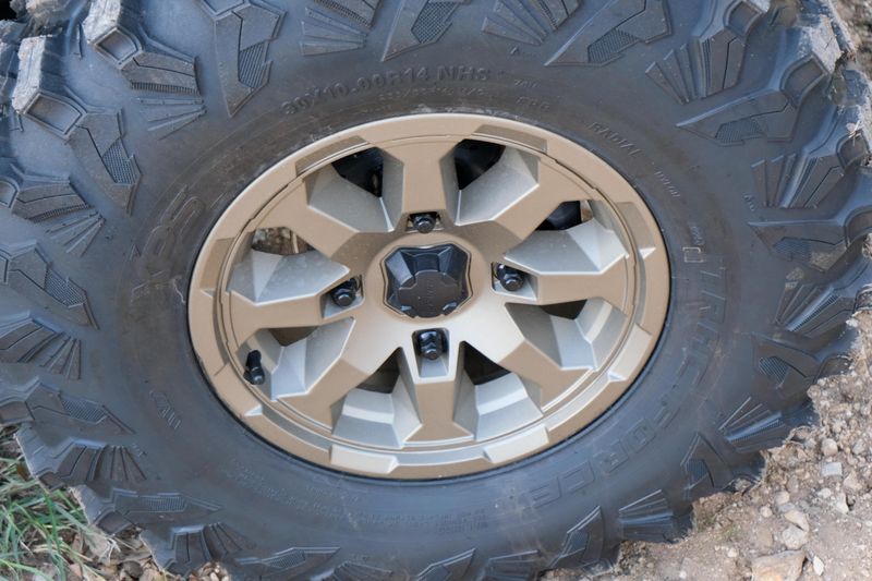 2025 Can-Am DEFENDER MAX LIMITED CAB HD10 DESERT TAN AND STEALTH BLACK Image 10