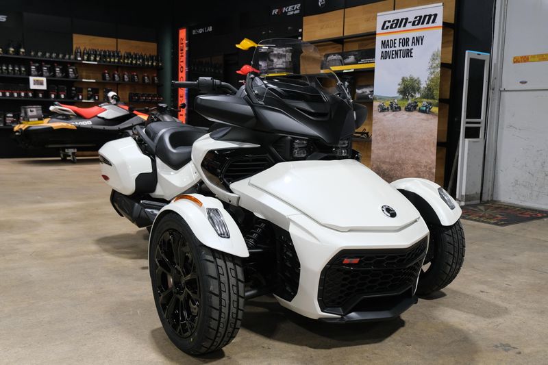 NEW 2026 CAN-AM SPYDER F3-T Image 1