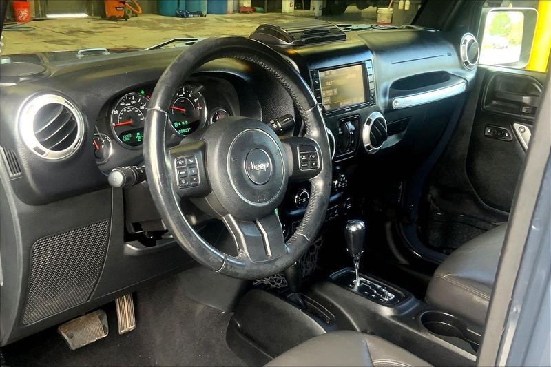 2016 Jeep Wrangler Unlimited Sahara photo 11